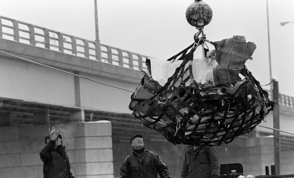 Recovery operation for Air Florida Flight 90 wreckage in the Potomac River