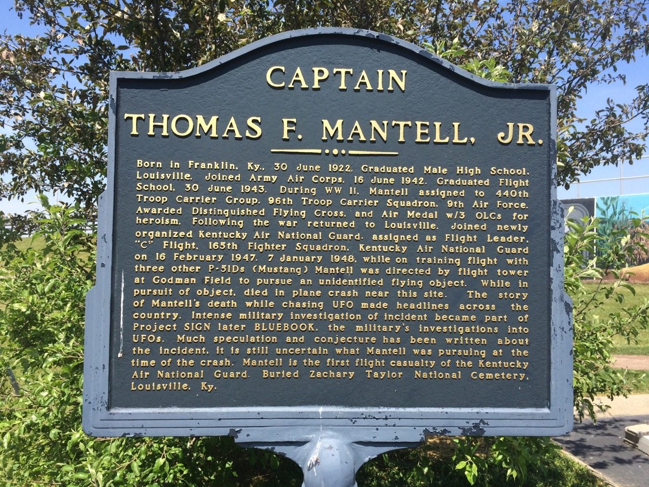 Historical marker in Franklin, Kentucky commemorating Captain Thomas F. Mantell Jr. and the 1948 crash