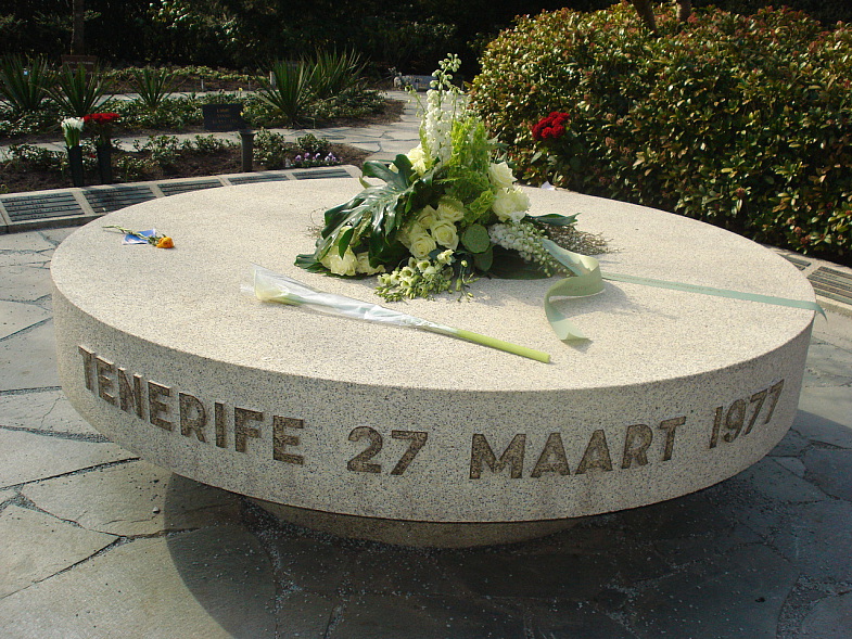Tenerife memorial stone at Westgaarde cemetery, Amsterdam, inscribed "Tenerife 27 Maart 1977"
